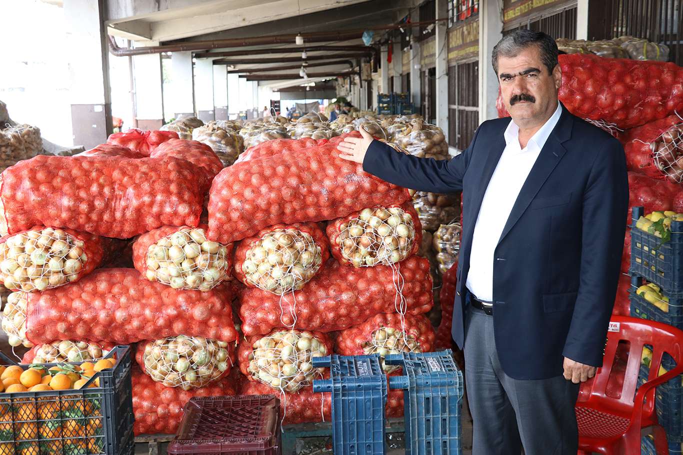 Satılamayan tonlarca sebze meyve hal esnafının elinde kaldı Satılamayan tonlarca sebze meyve hal esnafının elinde kaldı